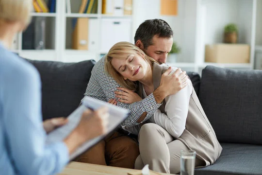 Couple in family therapy session benefits