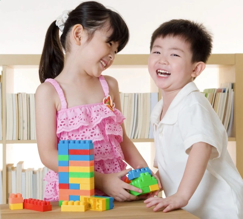 Play therapy for 3–5 year olds with colorful building blocks.