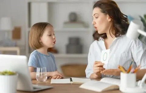 Therapist and child use flashcards in play therapy.